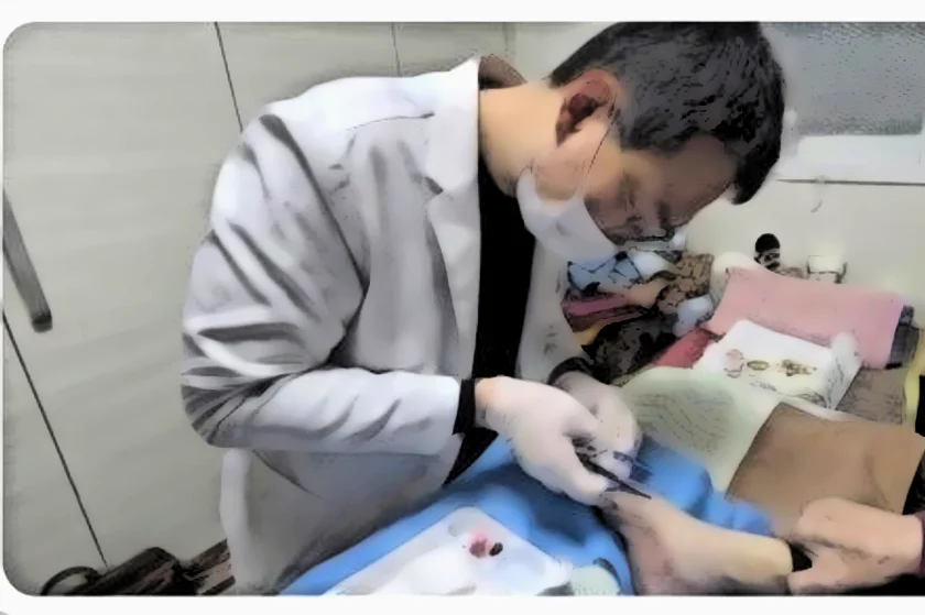 환자 집에 찾아가 발을 처치하는 모습을 그림으로 바꾼 것